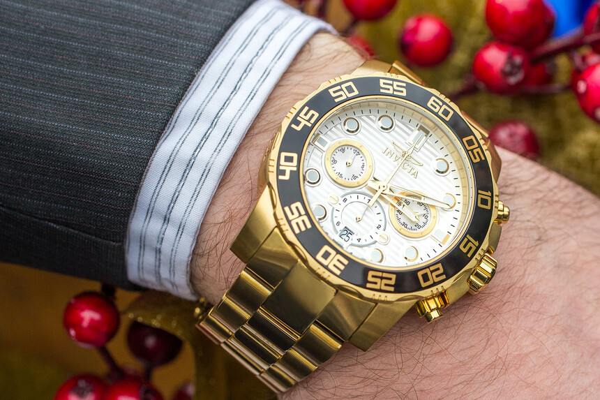 Fout: Bij een casual outfit zijn deze Invicta’s prima, maar bij een colbert? Ze zijn te groot en te opvallend.