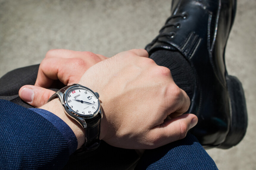 Perfecte keuze: de zwarte band matcht met de zwarte schoenen.