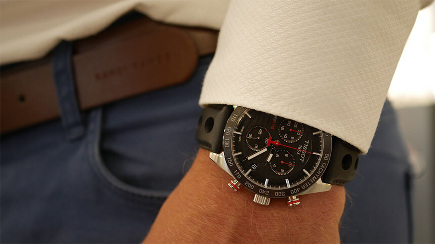 Fout: Riem en horlogeband matchen niet. Om nog maar te zwijgen van de overwegend sportieve stijl van het horloge. Dat werkt niet bij een diploma-uitreiking.