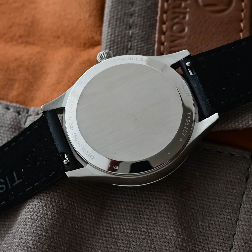 Over afwerking valt bij dit uurwerk weinig te pochen, dus Tissot bedekte het verstandig met een massief achterdeksel met een vlak dat bijna vraagt om een persoonlijke gravure.