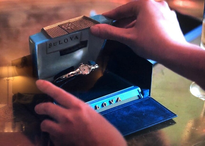 Horloge Bulova American Girl gedragen door Beth Harmon in de serie. Bron: www.timeandtidewatches.com